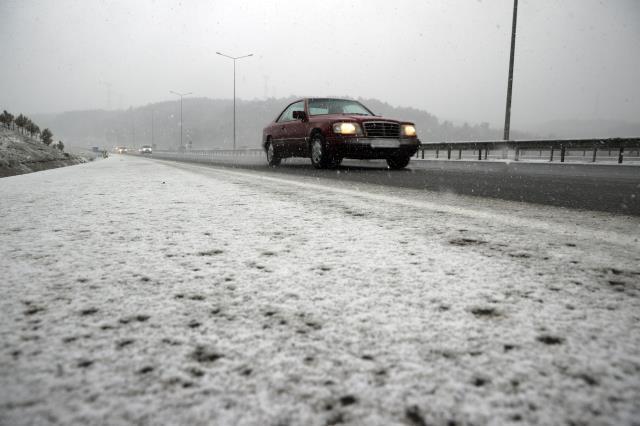 Meteoroloji'nin raporuna göre İstanbul'da etkili olan kar yağışı salı gününe kadar devam edecek