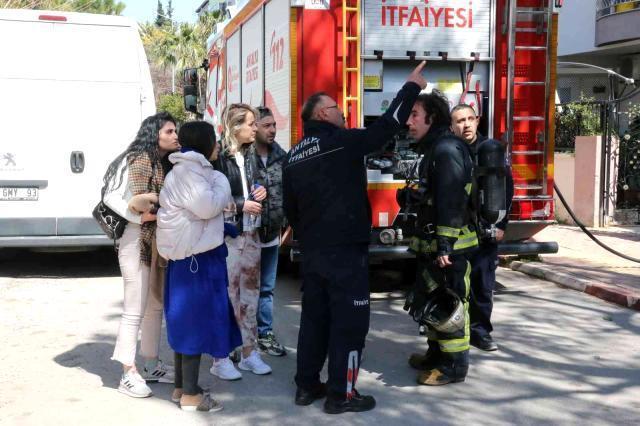 Evi küle dönen genç kadını arkadaşı teselli etti