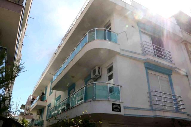 Evi küle dönen genç kadını arkadaşı teselli etti