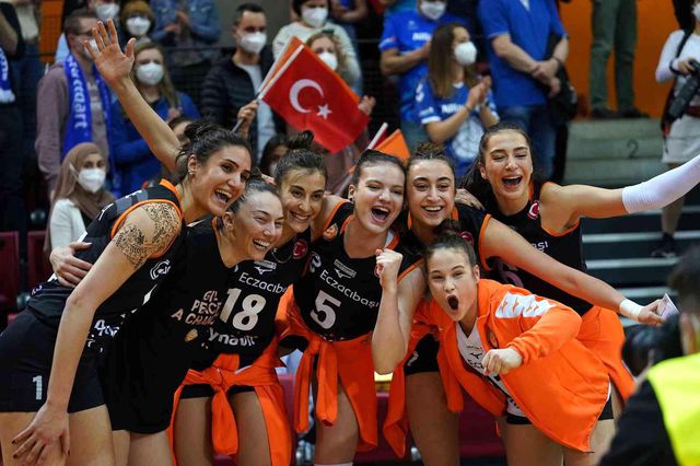 Eczacıbaşı Dynavit, CEV Kupası Final maçında Allianz MTV Stuttgart'ı yenerek şampiyon oldu