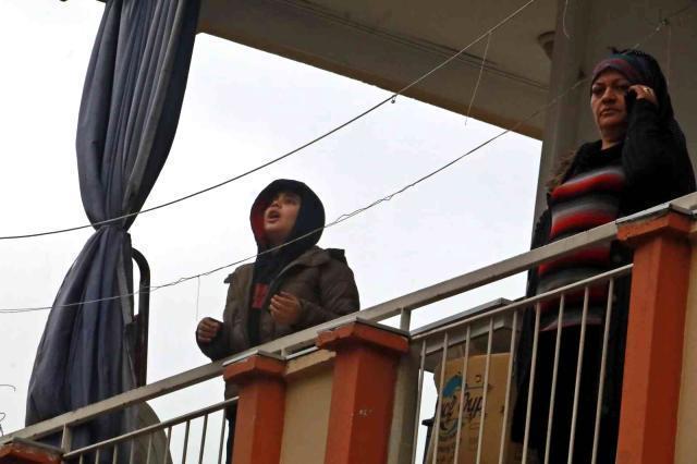 Yangın çıkan apartmanın balkonunda mahsur kalan çocuk ellerini açıp ağlayarak dua etti