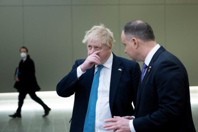 Dünyanın takip ettiği NATO Liderler Zirvesi'ne Boris Johnson'ın hareketleri damga vurdu