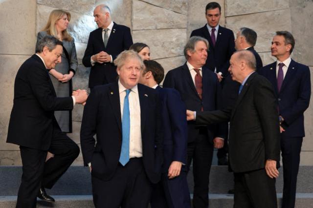 Dünyanın takip ettiği NATO Liderler Zirvesi'ne Boris Johnson'ın hareketleri damga vurdu