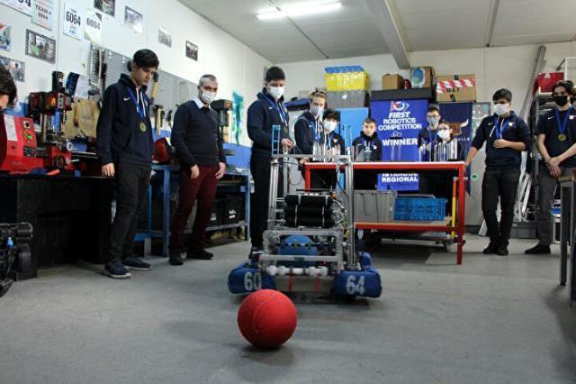 Robot yarışmasında Türkiye'yi dünyada temsil etmeye hak kazandılar ama şampiyonaya gidemiyorlar