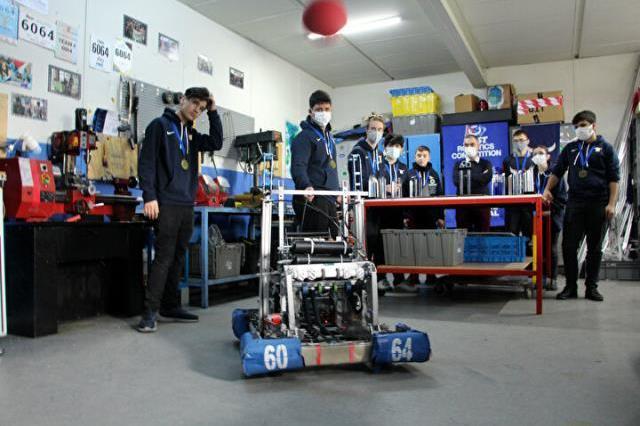 Robot yarışmasında Türkiye'yi dünyada temsil etmeye hak kazandılar ama şampiyonaya gidemiyorlar