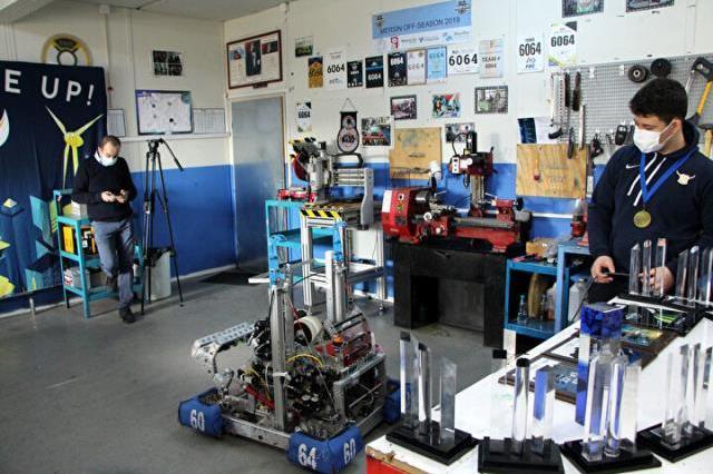 Robot yarışmasında Türkiye'yi dünyada temsil etmeye hak kazandılar ama şampiyonaya gidemiyorlar