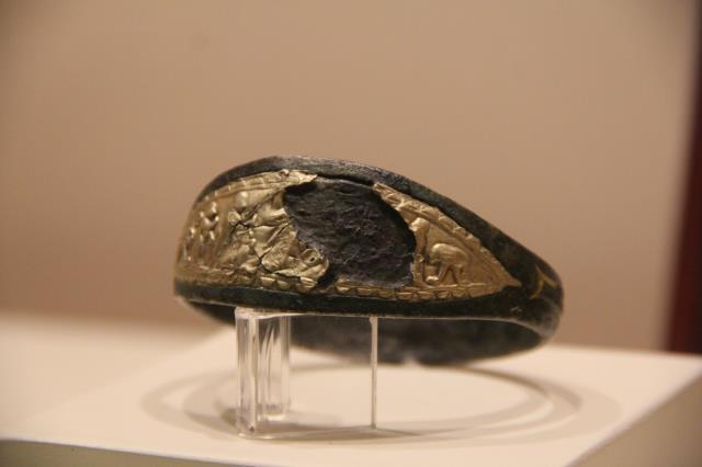 Çorum'da toprağını süren çiftçinin traktörünün pulluğuna takıldı! Bu bileziğin dünyada eşi benzeri yok