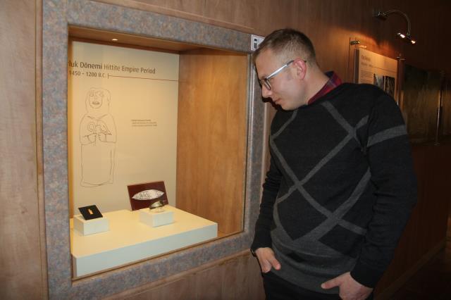 Çorum'da toprağını süren çiftçinin traktörünün pulluğuna takıldı! Bu bileziğin dünyada eşi benzeri yok