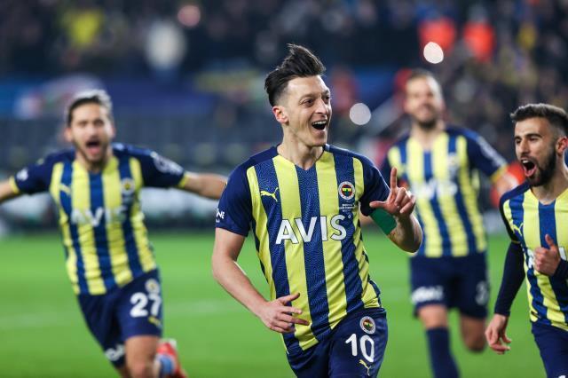 Kadro dışı kalan Mesut Özil cazip teklifi kabul edecek mi? İddialara yanıt verdi