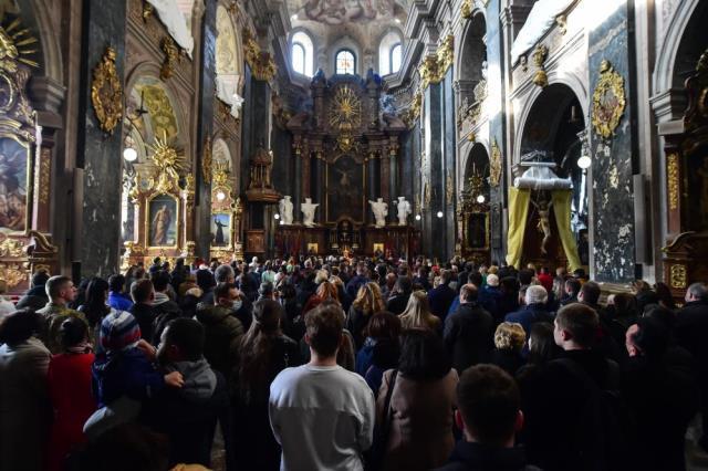 Lviv halkı Rusya'nın saldırıları sonrası kiliseleri doldurdu! Ülkeleri için dua edip, mum yaktılar