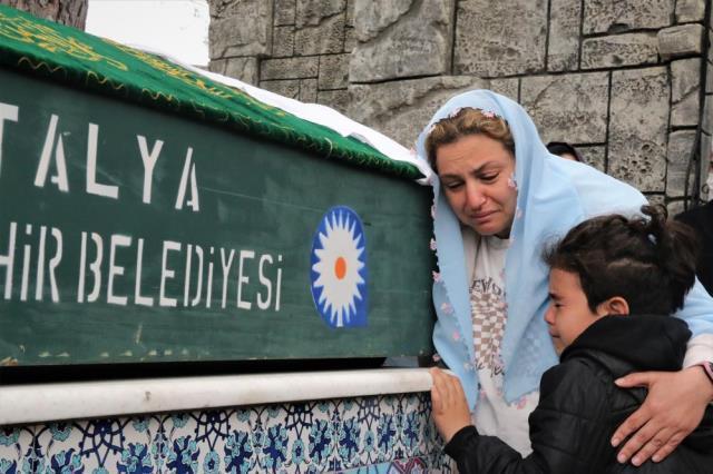 9 yaşındaki Mahra gözyaşları arasında toprağa verildi