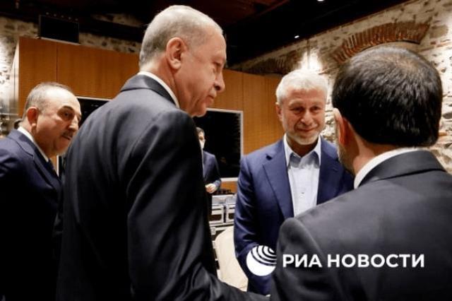 İstanbul'daki tarihi zirvenin dikkat çeken misafiri! Abramoviç, Kalın'la birlikte Erdoğan'ı dinledi