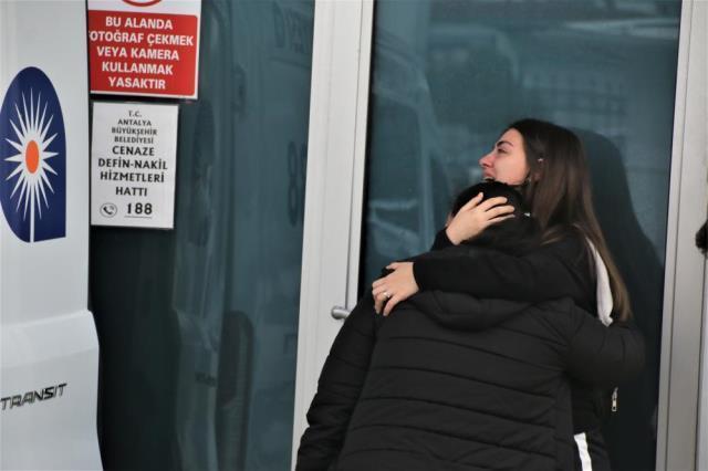 Köpekten kaçarken kamyonun altında kalmıştı! Minik Mahra'nın cenazesi alınırken gözyaşları sel oldu