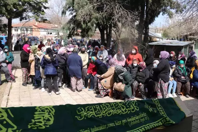 Tüm Edirne bu olaya kilitlendi, herkes gelecek haberi bekliyor! Katledilen aile toprağa verildi