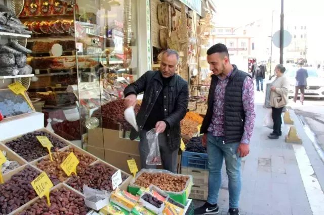Ramazan'ın vazgeçilmezi hurma tezgahları renklendirdi! Fiyat 30 TL'den 300 TL'ye kadar çıkıyor
