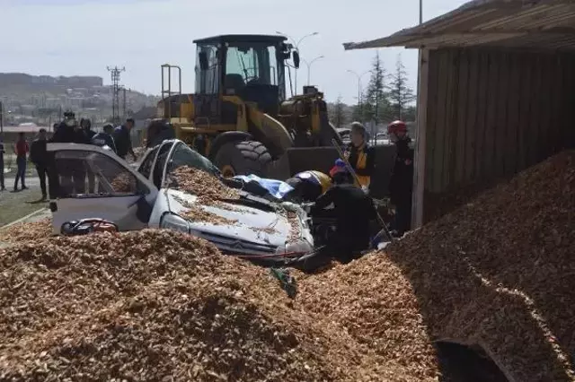 Tır, otomobilin üzerine devrildi: 1 ölü, 1 yaralı