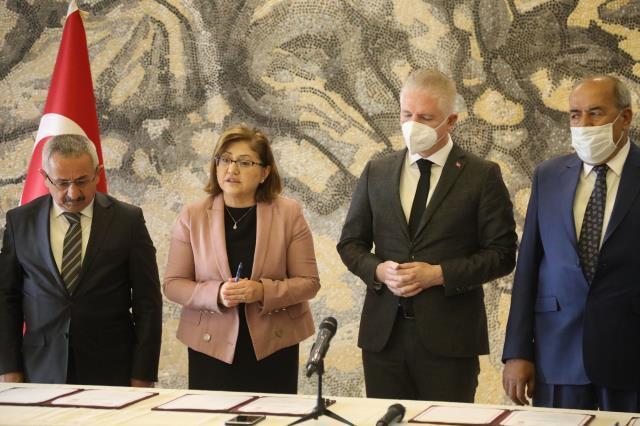 Gaziantep Büyükşehir ve Fırıncılar Odası'ndan vatandaşın cebini rahatlatacak işbirliği: İhtiyaç sahibi aileler için ekmek 1.5 lira olacak