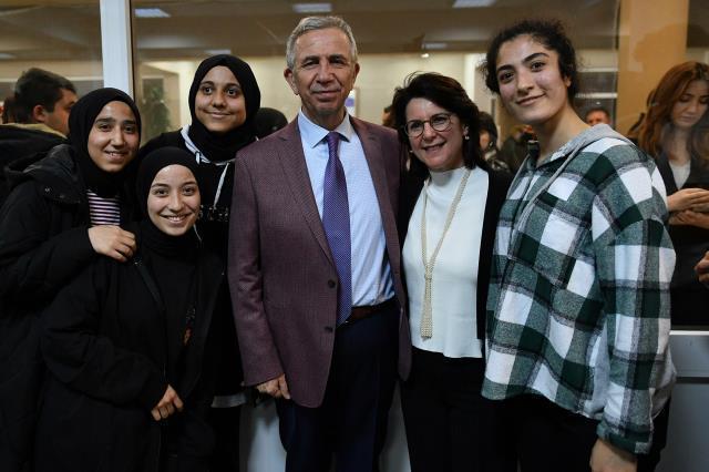 Öğrencilerin talebini kabul eden Mansur Yavaş, gençlere takılınca kahkaha tufanı koptu