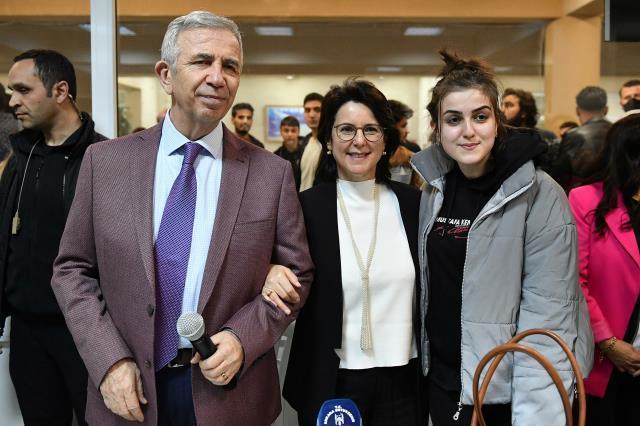 Öğrencilerin talebini kabul eden Mansur Yavaş, gençlere takılınca kahkaha tufanı koptu