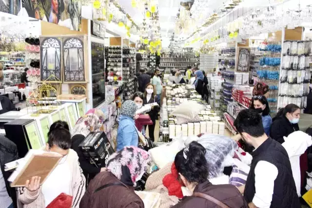 Tekirdağ'da indirim izdihamı: Birbirleriyle yarıştılar