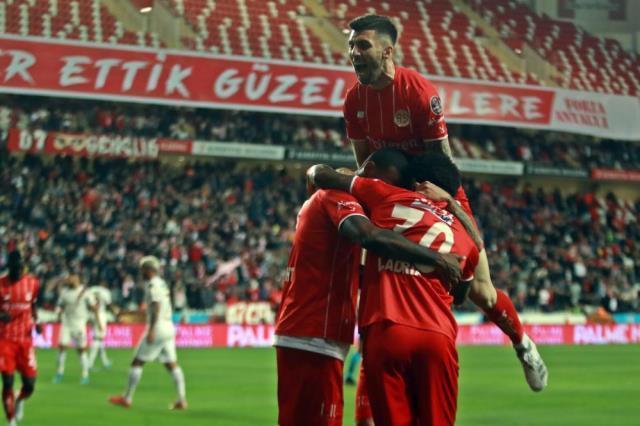 Çılgın seri devam ediyor! Antalyaspor, Hatayspor'u farka boğdu