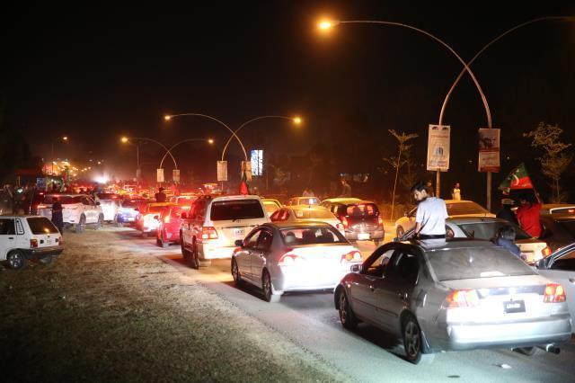 Pakistan'da eski Başbakan İmran Han'ın destekçileri meydanlarda: İthal hükümet istemiyoruz