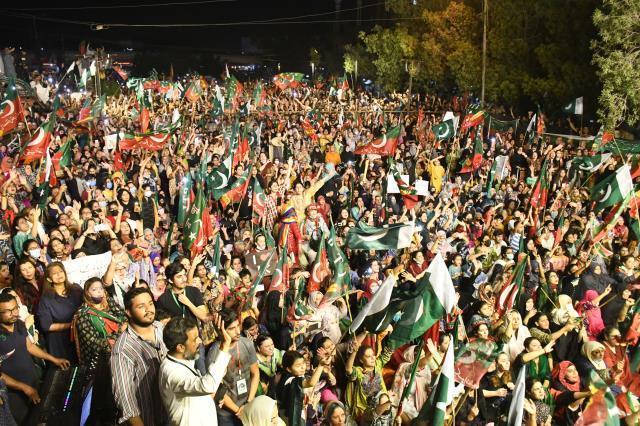 Pakistan'da eski Başbakan İmran Han'ın destekçileri meydanlarda: İthal hükümet istemiyoruz