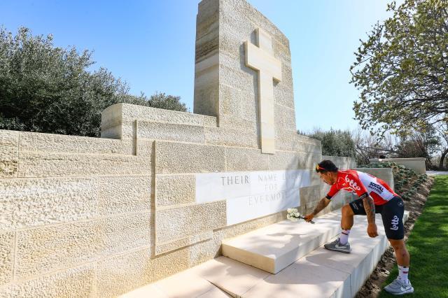 Cumhurbaşkanlığı Bisiklet Turu'nun Çanakkale etabını kazanan Avustralyalı sporcu, atalarının mezarını ziyaret etti