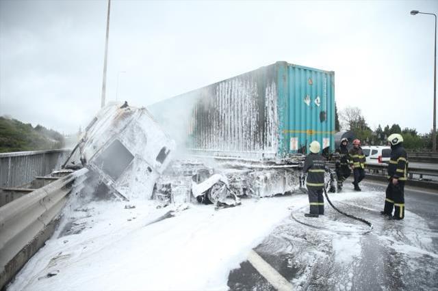 Son dakika! Anadolu Otoyolu'nun Kocaeli kesiminde tır yangını nedeniyle ulaşım sağlanamıyor