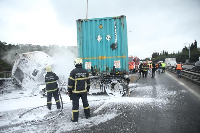 Son dakika! Anadolu Otoyolu'nun Kocaeli kesiminde tır yangını nedeniyle ulaşım sağlanamıyor