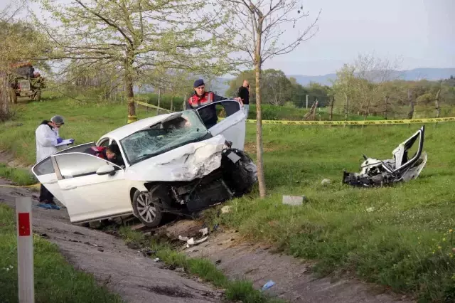 Karşı şeride geçen otomobil başka bir araçla kafa kafaya çarpıştı: 2 ölü, 1 ağır yaralı