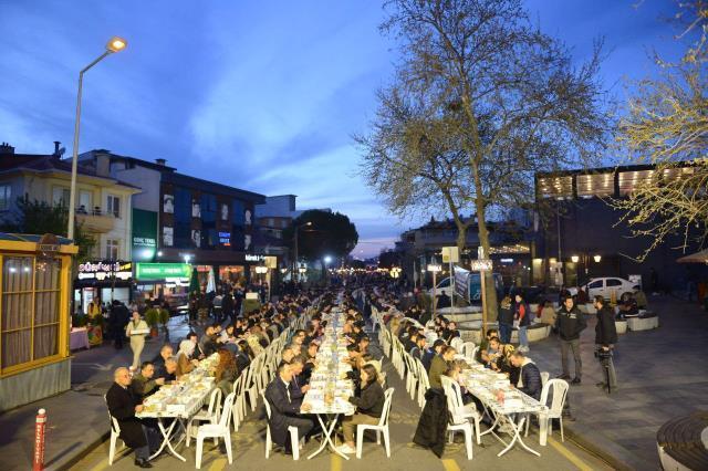 Tekirdağ'da dev cadde trafiğe kapandı, 5 bin kişi iftarda bir araya geldi
