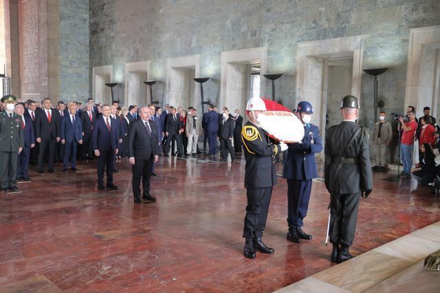 Gazi Meclis 102 yaşında! Devlet erkanı, 23 Nisan Ulusal Egemenlik ve Çocuk Bayramı için Ata'nın huzuruna çıktı
