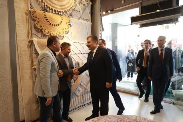 Maskeyi çıkarıp tek tek esnafla tokalaşan Bakan Koca'dan umutlandıran sözler: Bayramı bayram gibi yaşayacağız