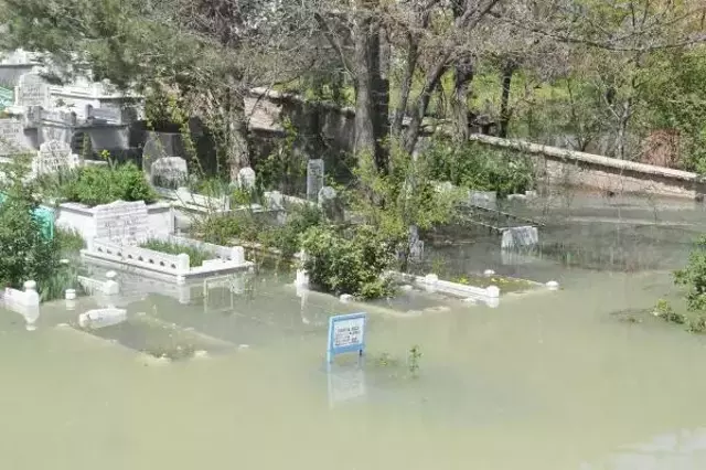 Gümüşhane'de eriyen kar suyu taşkına yol açtı! Mezarlıklar su altında kaldı