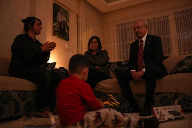 Günlerce gaz lambasında yaşayan Kılıçdaroğlu faturasını ödedi, elektrikleri açıldı