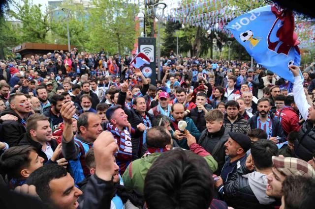 Trabzon'daki şampiyonluk kutlamaları başladı! Hoparlörlerden 'Lütfen silaha sarılmayın' anonsu yapılıyor