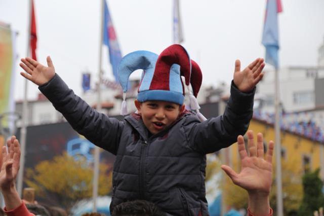 Trabzon'daki şampiyonluk kutlamaları başladı! Hoparlörlerden 'Lütfen silaha sarılmayın' anonsu yapılıyor