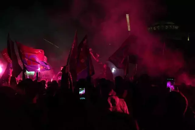 Trabzonspor'un şampiyonluğu Türkiye'nin dört bir yanında horonlar ve kol bastı ile kutlandı