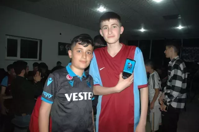 Diyarbakır'da tamamı Trabzonsporlu köy olan sakinleri, şampiyonluğu duyasıya kutladı