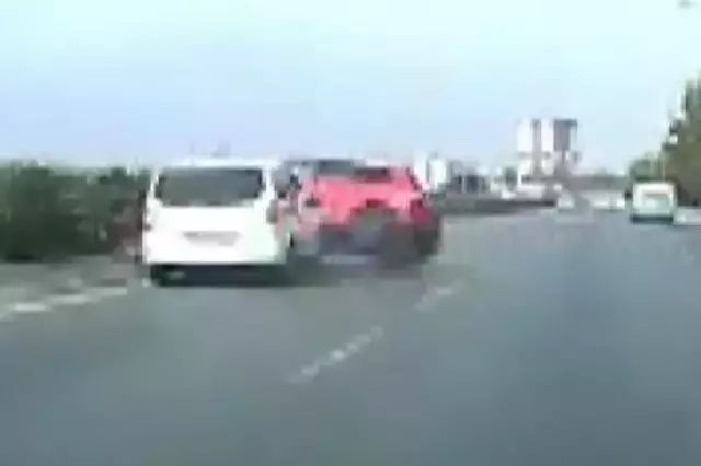 Ticari aracın çarptığı otomobilin devrilerek metrelerce sürüklendiği anlar kamerada