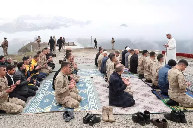 Bakan Soylu, bayram namazını sınırın sıfır noktasında askerlerle kıldı