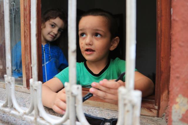 Çocuklardan birini dövüp sokağa attı, 4'ünü eve kilitleyip cezaevine gitti