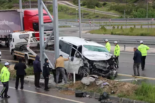 Son dakika haberleri: Amasya'da minibüs yol kenarındaki pikaba çarptı: 2 ölü, 6 yaralı