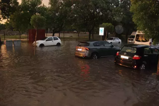 20 dakikalık sağanak Salihli'de yolları göle çevirdi