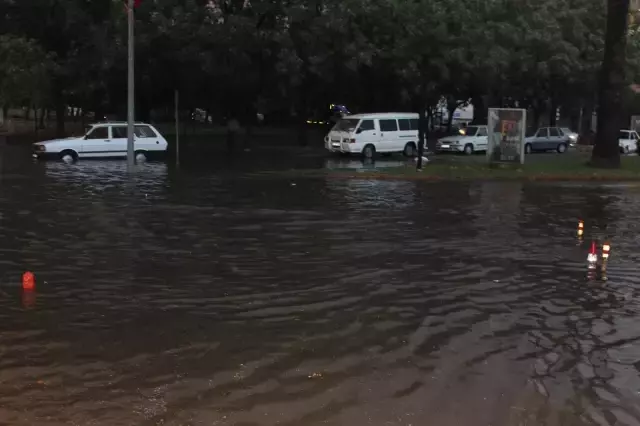 20 dakikalık sağanak Salihli'de yolları göle çevirdi