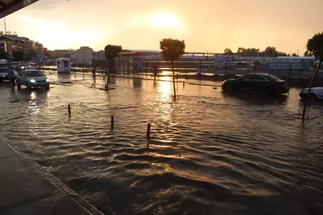 20 dakikalık sağanak Salihli'de yolları göle çevirdi