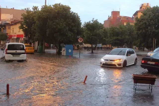 20 dakikalık sağanak Salihli'de yolları göle çevirdi