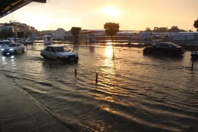 20 dakikalık sağanak Salihli'de yolları göle çevirdi
