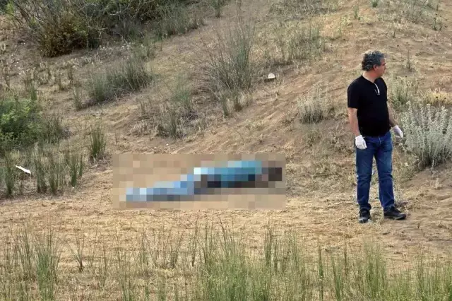 Etrafına çok sayıda fotoğraf saçılmış erkek cansız bedeni bulundu